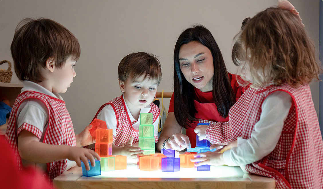 profesora enseñando a niños